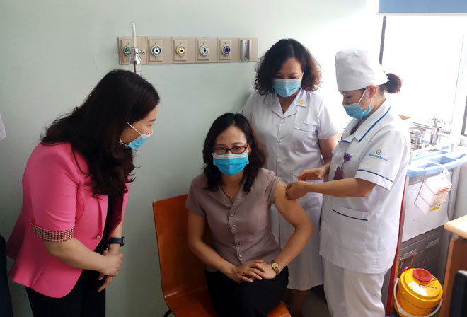 Vice Chairman of the Yen Bai provincial People’s Committee Vu Thi Hien Hanh (left) checks administration of COVID-19 vaccine AstraZeneca at the provincial general hospital.