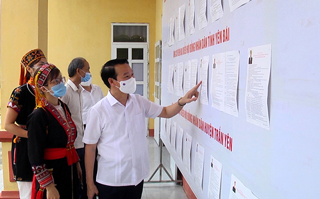 Secretary of the Yen Bai Party Committee Do Duc Duy inspects the lists of candidates and voters in Hung Khanh commune of Tran Yen district.