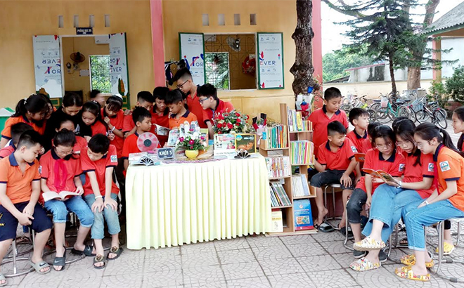 Pupils at the Nguyen Viet Xuan elementary school read books during their break.
