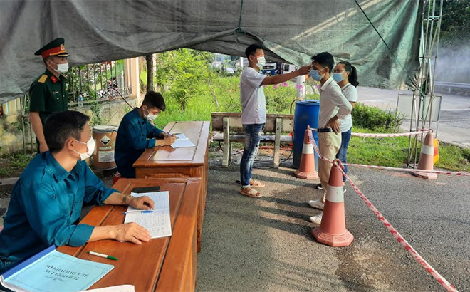 Kiểm tra thân nhiệt cho lái xe tại Chốt kiểm dịch số 1, nút giao IC 12, cao tốc Nội Bài-Lào Cai.  (Ảnh minh họa)