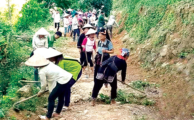 Nhân dân thôn Vàng Ngần chung sức vệ sinh đường nội thôn.