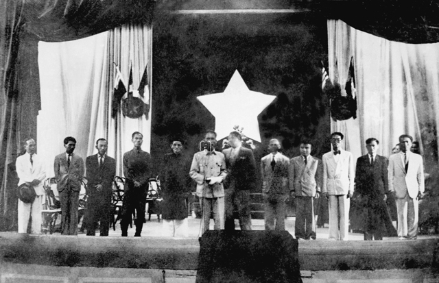 Chủ tịch Hồ Chí Minh cùng các thành viên của Chính phủ tuyên thệ nhậm chức tại Kỳ họp thứ nhất, Quốc hội khóa I. (Ảnh: T.L)