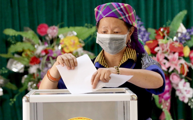 Cử tri huyện Mù Cang Chải phấn khởi đi bầu cử.