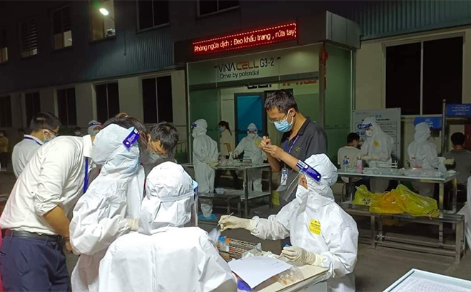 Medics from Yen Bai province coordinate with staff of Bac Giang province’s Centre for Disease Control in contact tracing and collecting samples for COVID-19 testing at industrial parks.