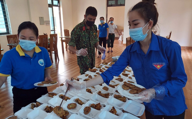 Bên cạnh ủng hộ lương thực, thực phẩm hội viên phụ nữ, đoàn viên thanh niên huyện Lục Yên còn tham gia nấu ăn cho khu cách ly tập trung và lực lượng trực chốt kiểm dịch.