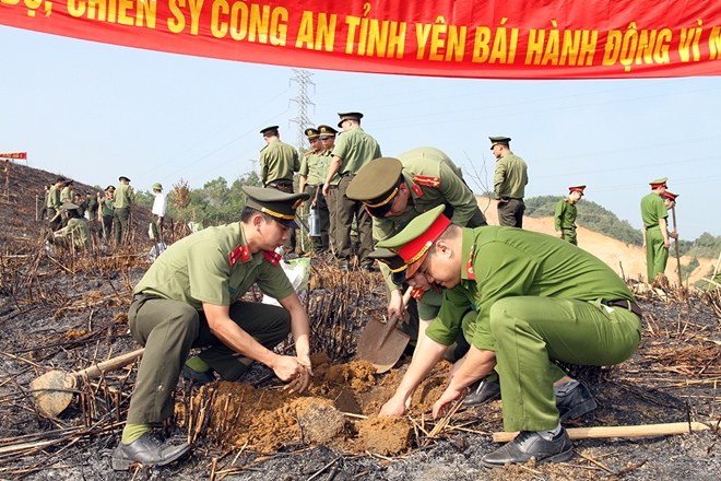 Cán bộ và nhân dân tỉnh Yên Bái tham gia trồng cây vụ xuân.