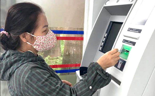 Nhận lương hưu qua thẻ ATM hạn chế việc tập trung đông người, phòng chống dịch bệnh Covid-19.