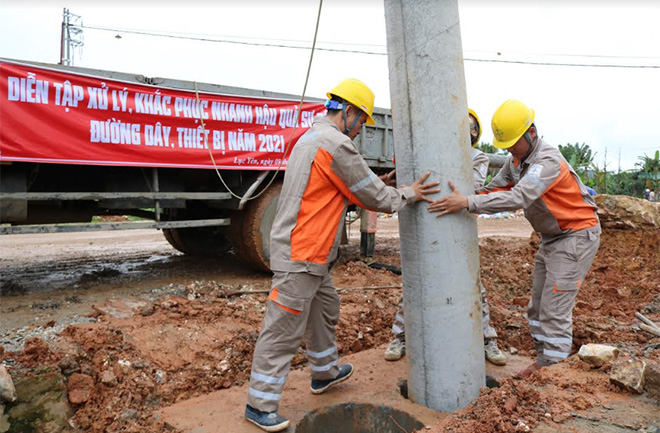 Công nhân Điện lực Lục Yên kiểm tra an toàn lưới điện trước mùa mưa bão.