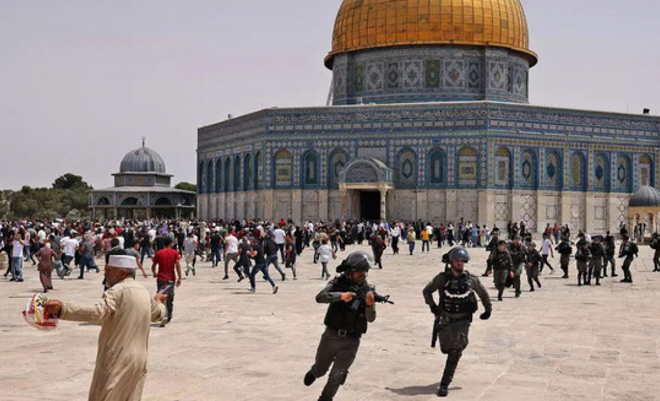 Cảnh sát Israel và người dân Palestine đụng độ tại khu vực nhà thờ Hồi giáo Al-Aqsa ở Jerusalem. Ảnh: AFP