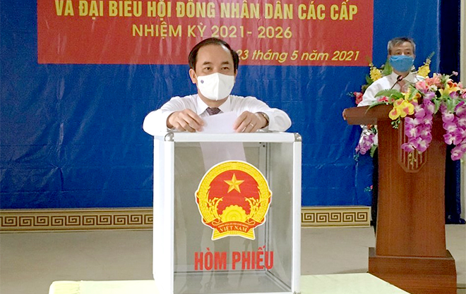 Đồng chí Phó Bí thư Thường trực Tỉnh uỷ Tạ Văn Long thực hiện nghĩa vụ công dân tại thôn Khuôn Giỏ, xã Tân Hương, huyện Yên Bình.