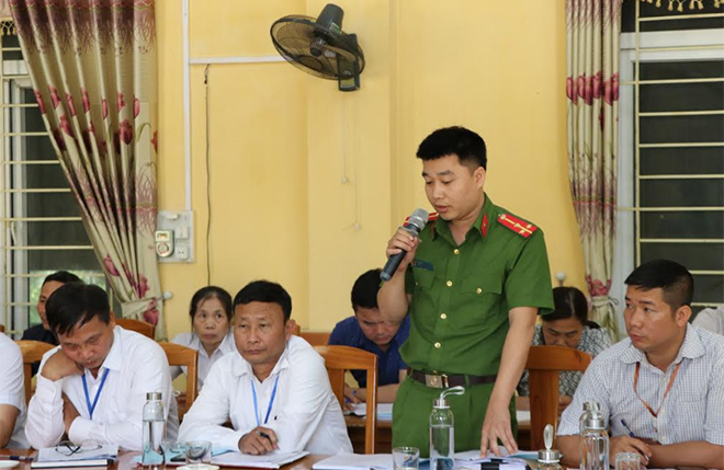 Lãnh đạo Công an xã Quy Mông thông tin công tác đảm bảo an ninh trật tự cho đợt bầu cử sắp tới.