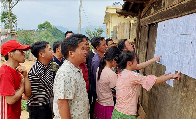 Cử tri thôn Bản Công, xã Bản Công, huyện Trạm Tấu xem danh sách cử tri tại tổ bầu cử. (Ảnh: Văn Tuấn)