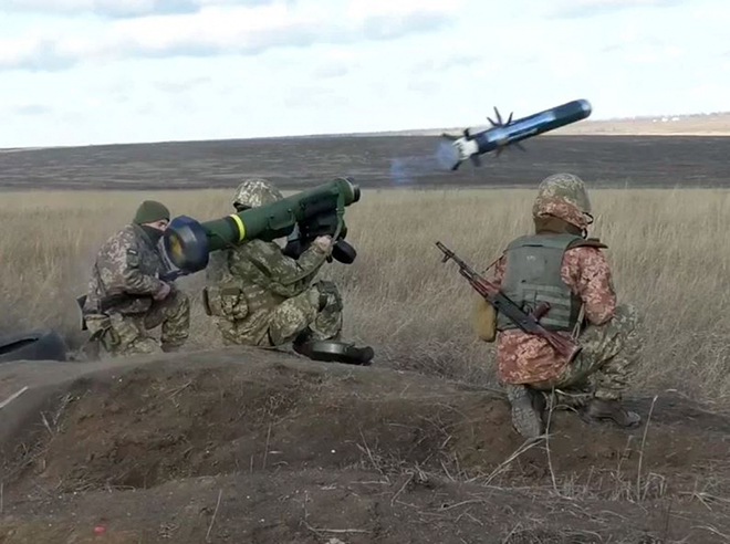 Binh lính Ukraine sử dụng tên lửa chống tăng Javelin của Mỹ trong cuộc tập trận ở khu vực Donetsk miền Đông nước này ngày 12/1/2022.