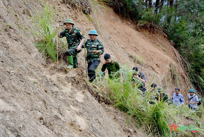 Đồng chí Đỗ Đức Duy (đi đầu) trên đường vào hiện trường để thị sát và trực tiếp chỉ đạo khắc phục hậu quả trận mưa lũ lịch sử tại huyện Trạm Tấu (Yên Bái), năm 2018.