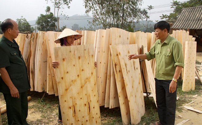 Xưởng chế biến gỗ rừng trồng của CCB Nguyễn Minh Tiến, thôn An Lạc 4, xã Hán Đà tạo việc làm có thu nhập ổn định cho 20 lao động.