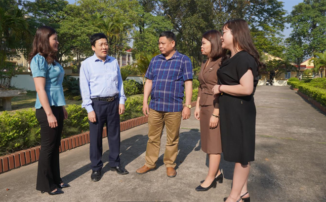 Lãnh đạo Ban Tuyên giáo Huyện ủy Văn Chấn trao đổi với các chi, đảng bộ trực thuộc Huyện ủy về việc học tập và làm theo Bác chuyên đề năm 2022.