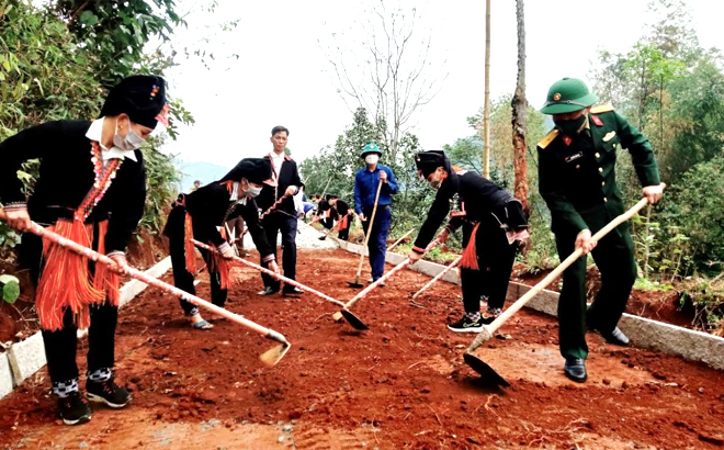 Nhân dân xã Phong Dụ Thượng, huyện Văn Yên tham gia làm đường giao thông nông thôn.