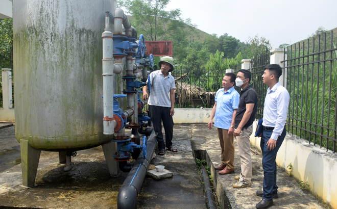 Lãnh đạo Chi cục Thủy lợi kiểm tra việc vận hành công trình nước sạch tại xã Đông An, huyện Văn Yên.
