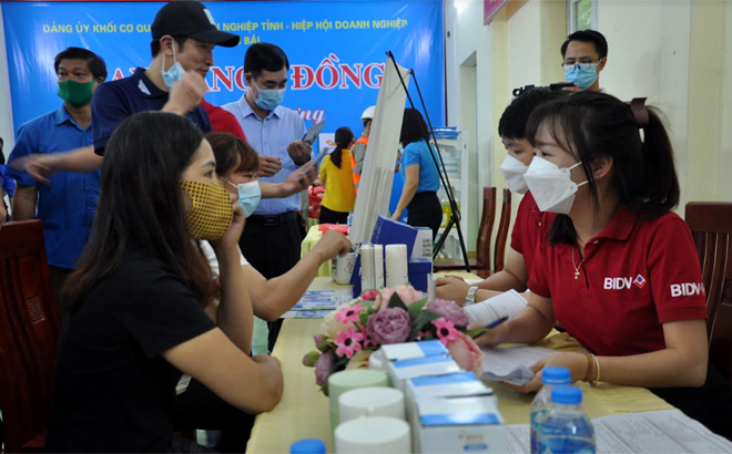 Cán bộ Ngân hàng BIDV Yên Bái tư vấn hỗ trợ công nhân lập tài khoản ngân hàng.