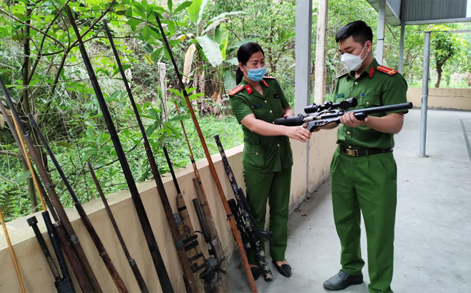 Cán bộ Đội Cảnh sát quản lý hành chính về trật tự xã hội, Công an huyện Yên Bình kiểm tra, bàn giao vũ khí tự chế do người dân thu nộp.