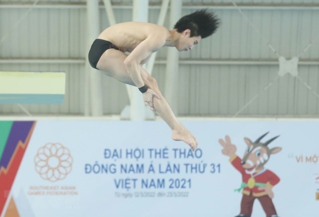 Một thành viên đội tuyển nhảy cầu Việt Nam tập luyện chuẩn bị cho SEA Games 31 (Ảnh: TTXVN)