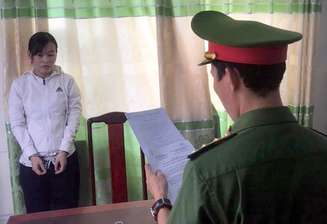 Cảnh sát đọc lệnh bắt giam Lương Thị Hồng Châu.