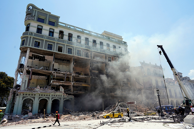 Hiện trường vụ nổ tại khách sạn Saratoga ở Havana, Cuba.