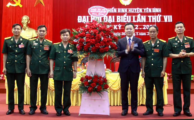 Lãnh đạo huyện Yên Bình tặng hoa chúc mừng Đại hội.