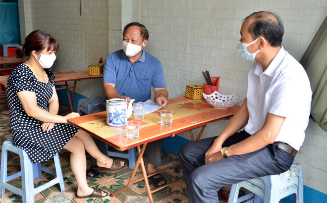 Lãnh đạo Phòng Y tế huyện Trấn Yên và thành viên Tổ Covid-19 cộng đồng huyện tuyên truyền, vận động gia đình sau khi khỏi Covid-19 thực hiện khử khuẩn, vệ sinh nhà ở.