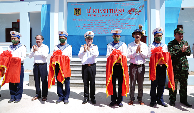 Các đồng chí lãnh đạo tỉnh Yên Bái cùng Đoàn công tác số 4 cắt băng khánh thành bệnh xá trên đảo Sinh Tồn.
