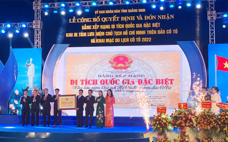 Đảng bộ, chính quyền, quân và dân huyện đảo Cô Tô vinh dự đón nhận Bằng xếp hạng di tích quốc gia đặc biệt cho Di tích lịch sử Khu lưu niệm Chủ tịch Hồ Chí Minh trên đảo Cô Tô.