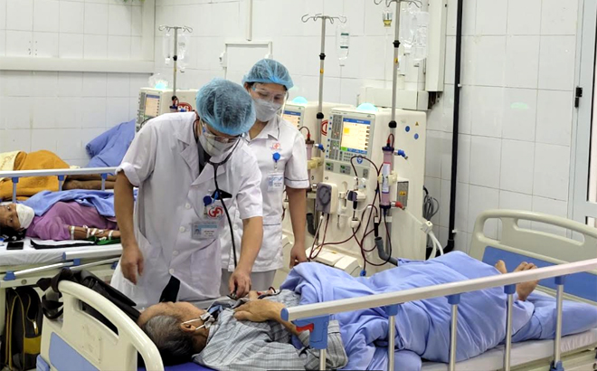 Các y, bác sĩ Trung tâm Y tế huyện Văn Yên kiểm tra sức khỏe cho bệnh nhân chạy thận nhân tạo.