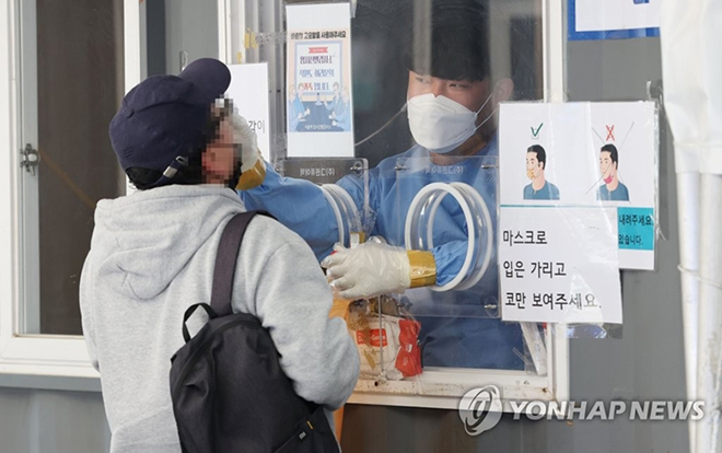 Nhân viên y tế lấy mẫu xét nghiệm cho người dân ở Seoul, Hàn Quốc