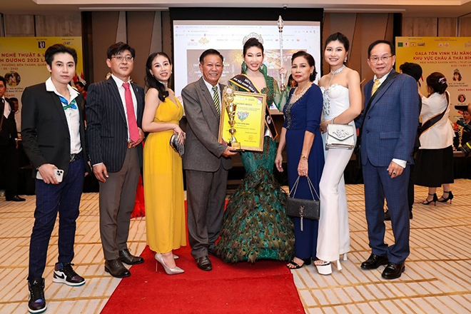 Các thành viên trong gia đình cũng đến tham dự đầy đủ để chúc mừng và chia vui cùng với Hoa hậu doanh nhân Huỳnh Như Mai.