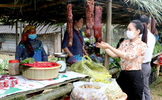 Du khách thăm gian hàng bán sản phẩm nông nghiệp của đồng bào Mông xã Nà Hẩu.