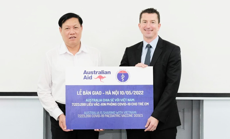 Thứ trưởng Bộ Y tế Đỗ Xuân Tuyên tiếp nhận tượng trưng hơn 7,2 triệu liều vắc xin do Chính phủ Australia tài trợ cho Việt Nam.