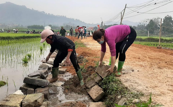 Người dân thôn 4, xã Mường Lai tham gia làm đường giao thông nông thôn.