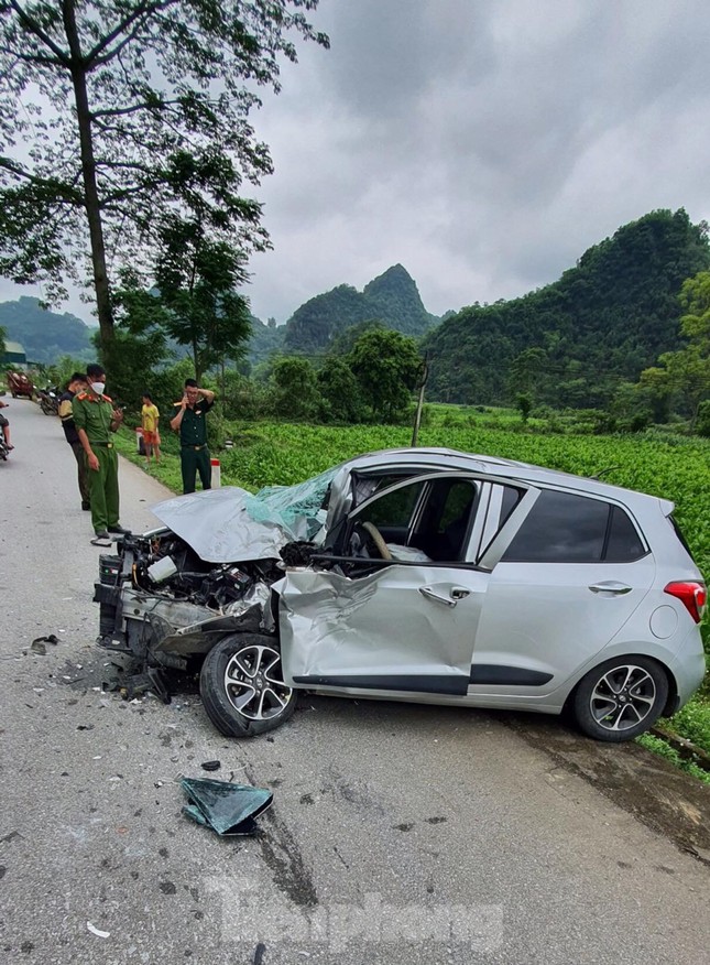 Vụ tai nạn hy hữu từ núi cao ven đường quốc lộ làm chiếc xe hư hỏng nặng
