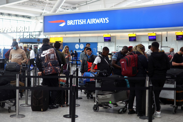 Hành khách xếp hàng tại sân bay Heathrow ở London, Anh ngày 14-4