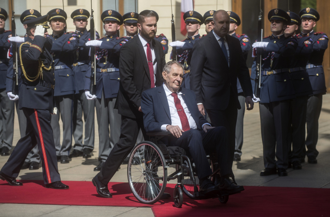 Tổng thống Cộng hòa Czech Milos Zeman (ngồi xe lăn) tại Praha hôm 10/5.