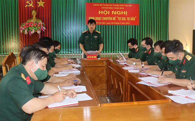 Quang cảnh Hội nghị Chi bộ sinh hoạt chuyên đề “ tự soi, tự sửa” của Chi bộ Ban Tham mưu – Đảng bộ Quân sự thành phố Yên Bái.