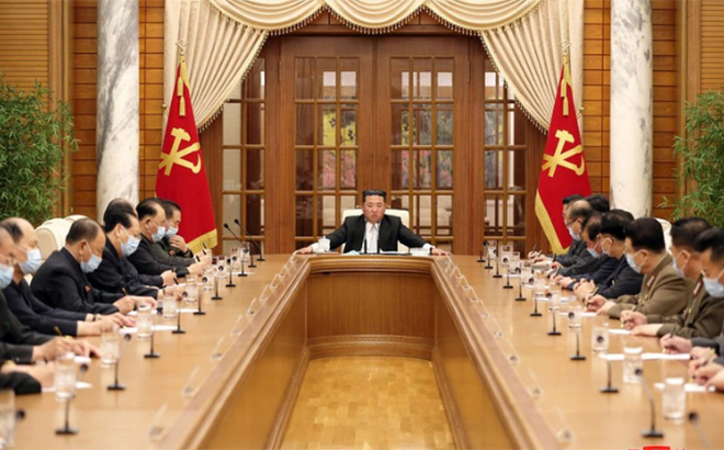 Nhà lãnh đạo Triều Tiên Kim Jong-un chủ trì cuộc họp của Bộ Chính trị để thảo luận ứng phó dịch Covid-19.
