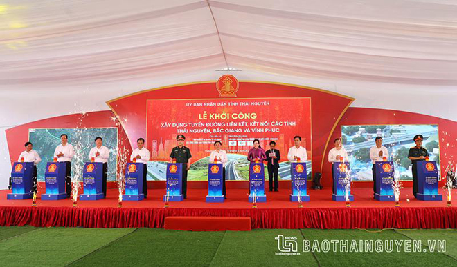 Bộ trưởng Bộ Giao thông vận tải Nguyễn Văn Thể và các đại biểu nhấn nút khởi công dự án.