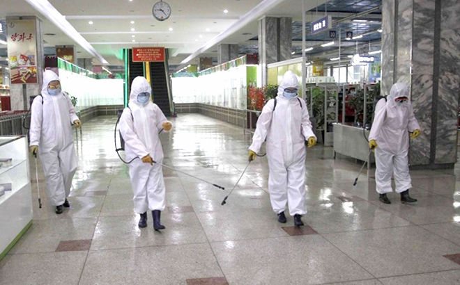 Nhân viên phun khử khuẩn tại bách hóa ở thủ đô Bình Nhưỡng của Triều Tiên cuối năm 2020.