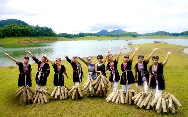 Du khách trải nghiệm hoạt động du lịch cộng đồng trong vùng đồng bào Dao quần trắng ở phía Đông hồ Thác Bà thuộc huyện Yên Bình.
