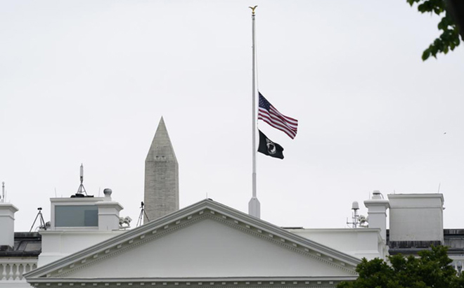 Tổng thống Mỹ chỉ thị treo cờ rủ tưởng niệm trên 1 triệu người Mỹ tử vong do COVID-19.