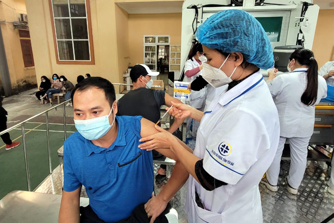 Người dân thành phố Yên Bái tiêm vắc xin phòng Covid-19 mũi 3.