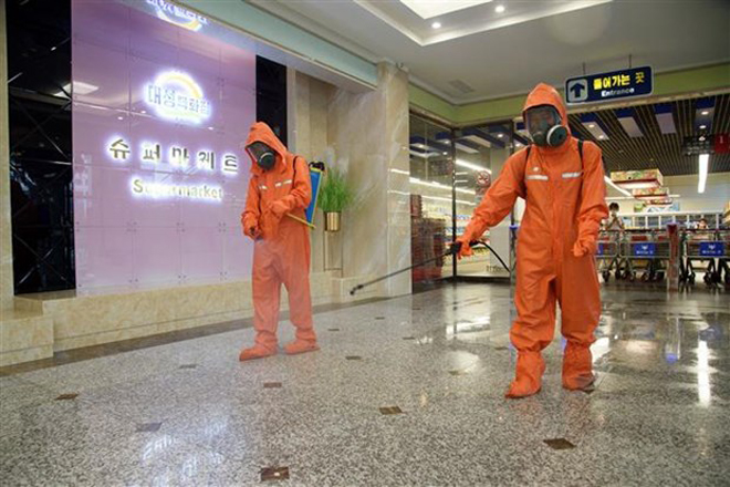 Nhân viên y tế phun khử khuẩn tại một trung tâm thương mại nhằm phòng chống dịch COVID-19 ở Bình Nhưỡng, Triều Tiên, ngày 27/9/2021.