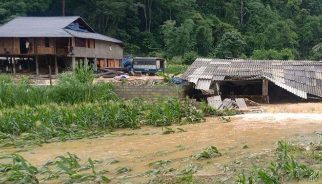 Hoa màu, chuồng trại chăn nuôi của người dân thị trấn Thanh Nhật, huyện Hạ Lang, tỉnh Cao Bằng bị lũ tràn qua gây hư hại.