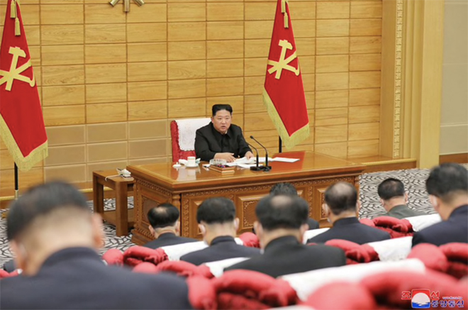 Chủ tịch Triều Tiên Kim Jong Un triệu tập cuộc họp khẩn của Bộ Chính trị để chỉ đạo nhiệm vụ chống đợt bùng phát COVID-19.